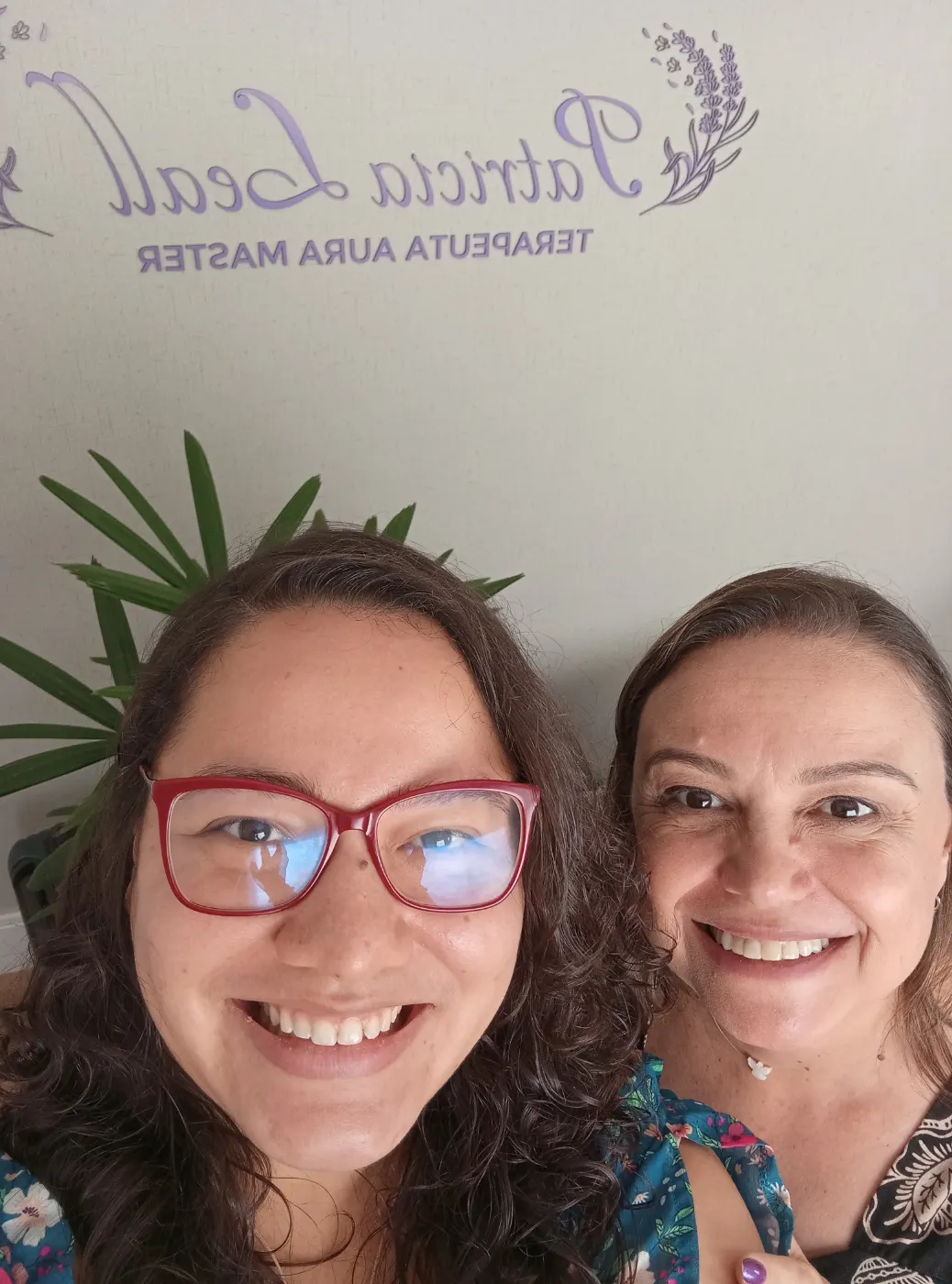 Patricia Leall ao lado de uma cliente